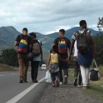 caminantes de espaldas